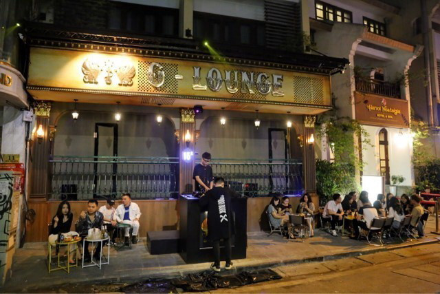 Một quán bar phục vụ khách ngay trên vỉa hè phố Lương Ngọc Quyến. (Ảnh: Tuấn Đức/TTXVN)