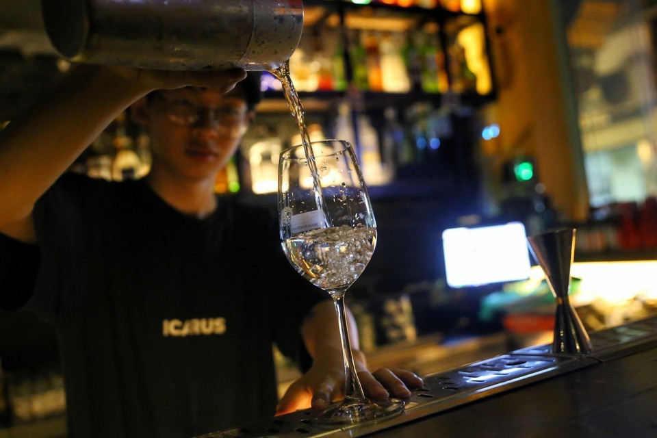 Nhân viên pha chế tại một quán bar trên phố Tạ Hiện. (Ảnh: Tuấn Đức/TTXVN)