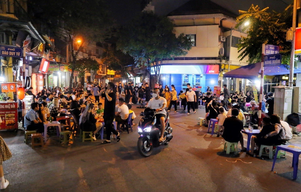 Các hàng quán cho khách ngồi tràn vỉa hè ở khu vực Đào Duy Từ-Hàng Buồm. (Ảnh: Tuấn Đức/TTXVN)