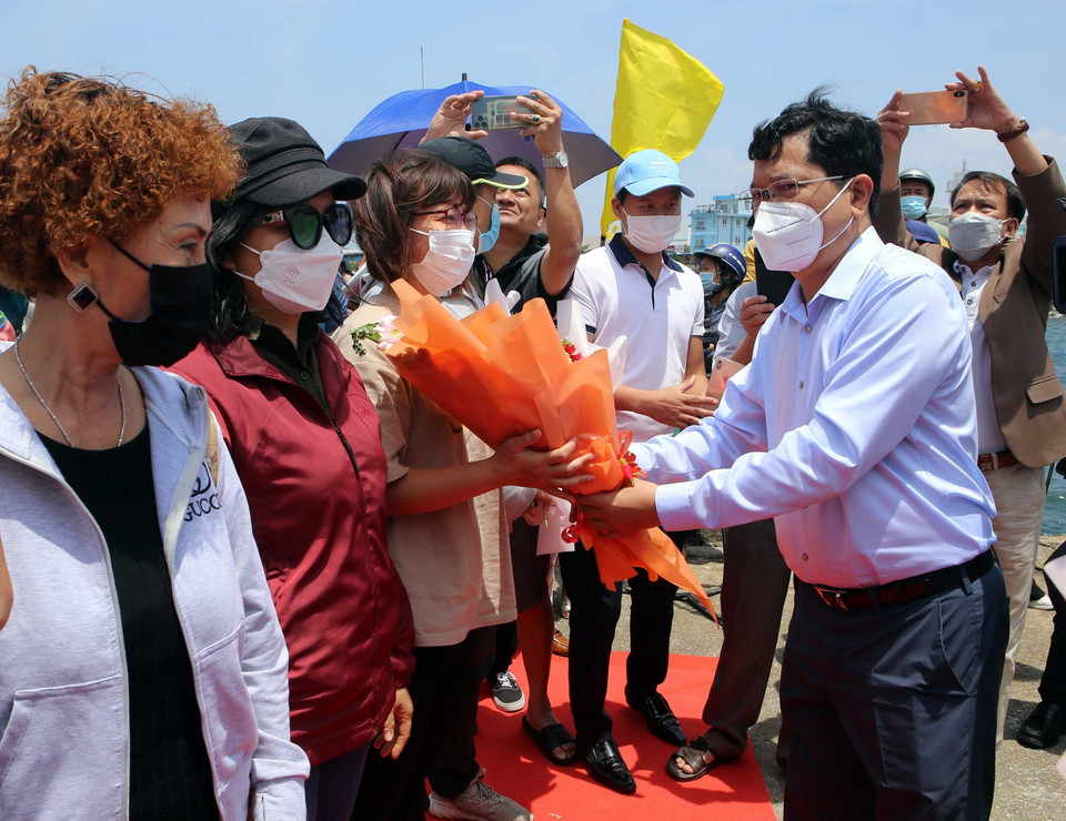  Đại diện lãnh đạo thành phố Đà Nẵng tặng hoa và quà chúc mừng những hành khách đầu tiên đến đảo Lý Sơn trên tuyến đường biển Đà Nẵng-Lý Sơn vừa đưa vào sử dụng. (Ảnh: Trần Lê Lâm/TTXVN)