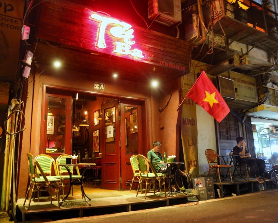 Các quán bar trên phố Tạ Hiện mở cửa trở lại. (Ảnh: Tuấn Đức/TTXVN)