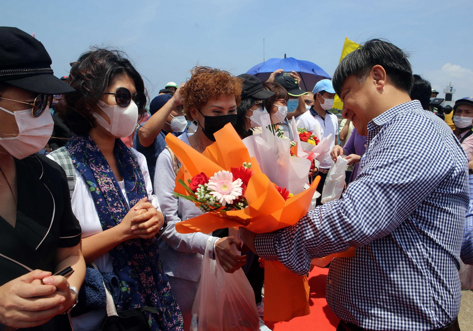 Những hành khách đầu tiên đến đảo Lý Sơn trên tuyến đường biển Đà Nẵng-Lý Sơn vừa đưa vào sử dụng. (Ảnh: Trần Lê Lâm/TTXVN)