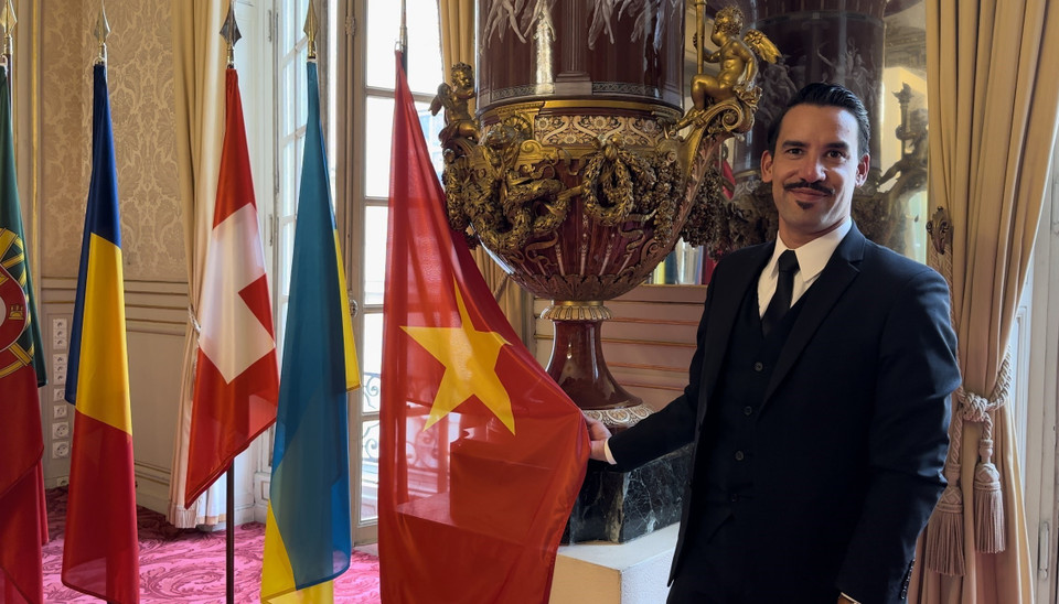 Lá cờ Việt Nam được đặt tại Phòng Khánh tiết ở tòa nhà phía Tây của Thượng viện Pháp. (Ảnh: Nguyễn Thu Hà/TTXVN)