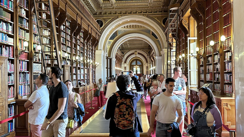 Khách tham quan thư viện của Thượng viện Pháp. (Ảnh: Nguyễn Thu Hà/TTXVN)