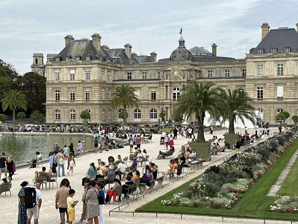 Tòa nhà Thượng viện Pháp nhìn từ vườn hoa Luxembourg. (Ảnh: Nguyễn Thu Hà/TTXVN)