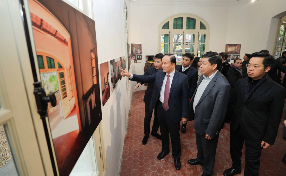 Đại biểu thành phố Hà Nội và quận Hoàn Kiếm tham quan trưng bày về quá trình trùng tu, cải tạo ngôi biệt thự. (Ảnh: Thanh Tùng/TTXVN)