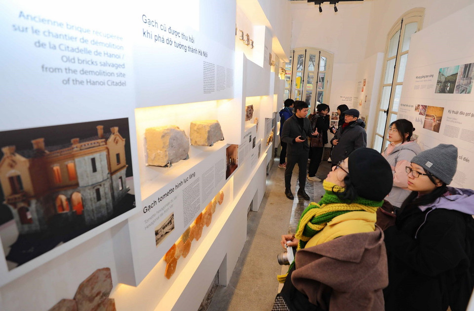 Ngoài các hình ảnh ghi lại quá trình trùng thu, trưng bày còn giới thiệu một số hiện vật như cấu kiện gỗ cũ của ngôi biệt thự, đôi găng tay của người thợ...(Ảnh: Thanh Tùng/TTXVN)