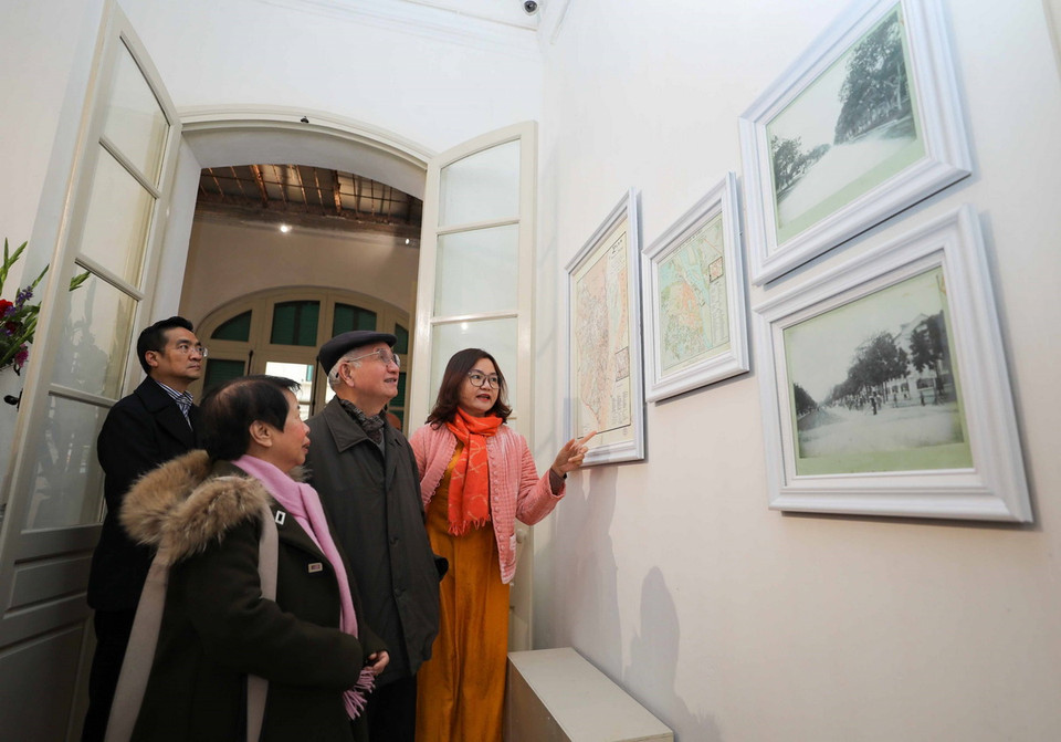 Khách tham quan trưng bày về quá trình trùng tu, cải tạo ngôi biệt thự. (Ảnh: Thanh Tùng/TTXVN)