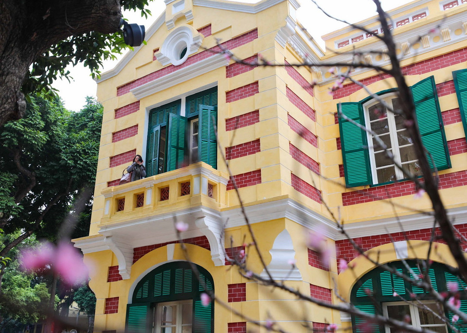 Ngôi biệt thự là một kiến trúc Pháp điển hình của Hà Nội được trùng tu giúp người dân và du khách hiểu hơn về những kiến trúc đặc trưng làm nên vẻ đẹp cổ kính của Hà Nội. (Ảnh: Thanh Tùng/TTXVN)