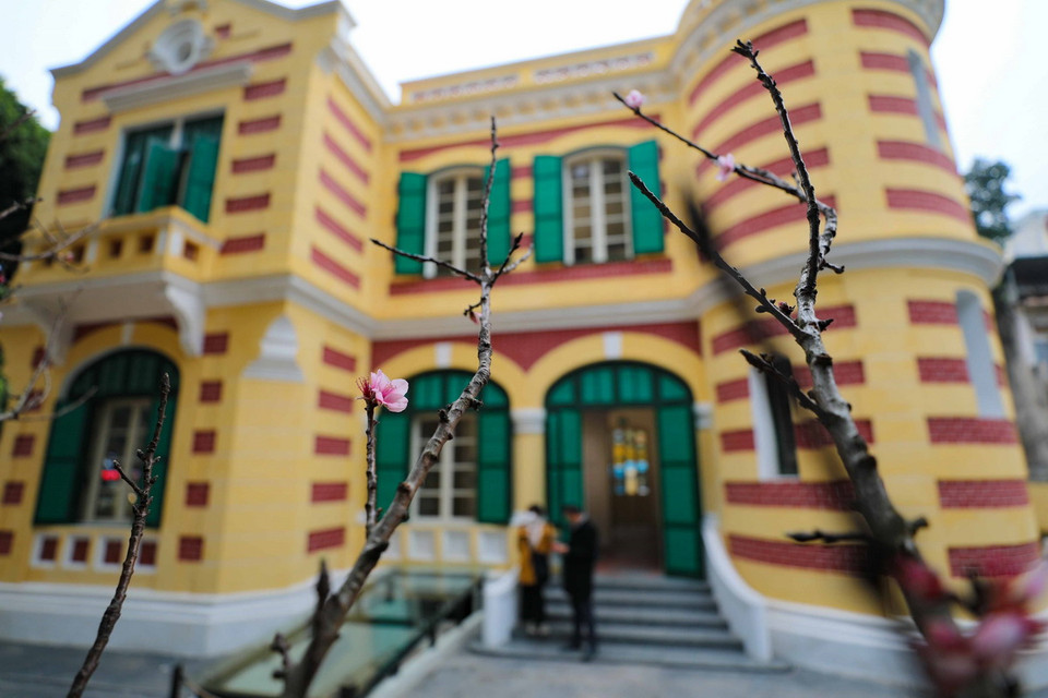 Xuân về bên biệt thự 49 Trần Hưng Đạo sau khi được trùng tu. (Ảnh: Thanh Tùng/TTXVN)