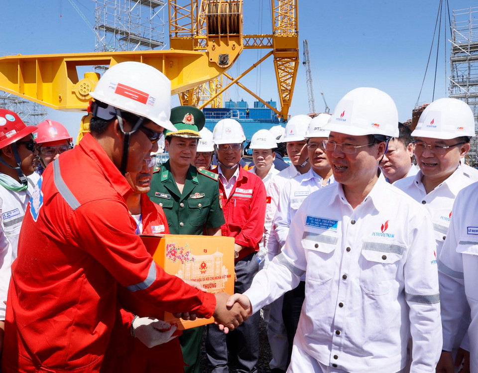 Chủ tịch nước Võ Văn Thưởng tặng quà, chúc Tết cán bộ, công nhân, người lao động Tổng công ty Cổ phần Dịch vụ Kỹ thuật Dầu khí Việt Nam. (Ảnh: Thống Nhất/TTXVN)