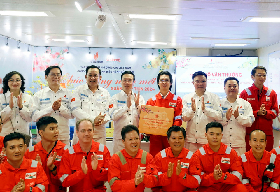 Chủ tịch nước Võ Văn Thưởng tặng quà cho cán bộ, công nhân Giàn khai thác trung tâm của Công ty Liên doanh Điều hành Cửu Long (Cửu Long JOC). (Ảnh: Thống Nhất/TTXVN)