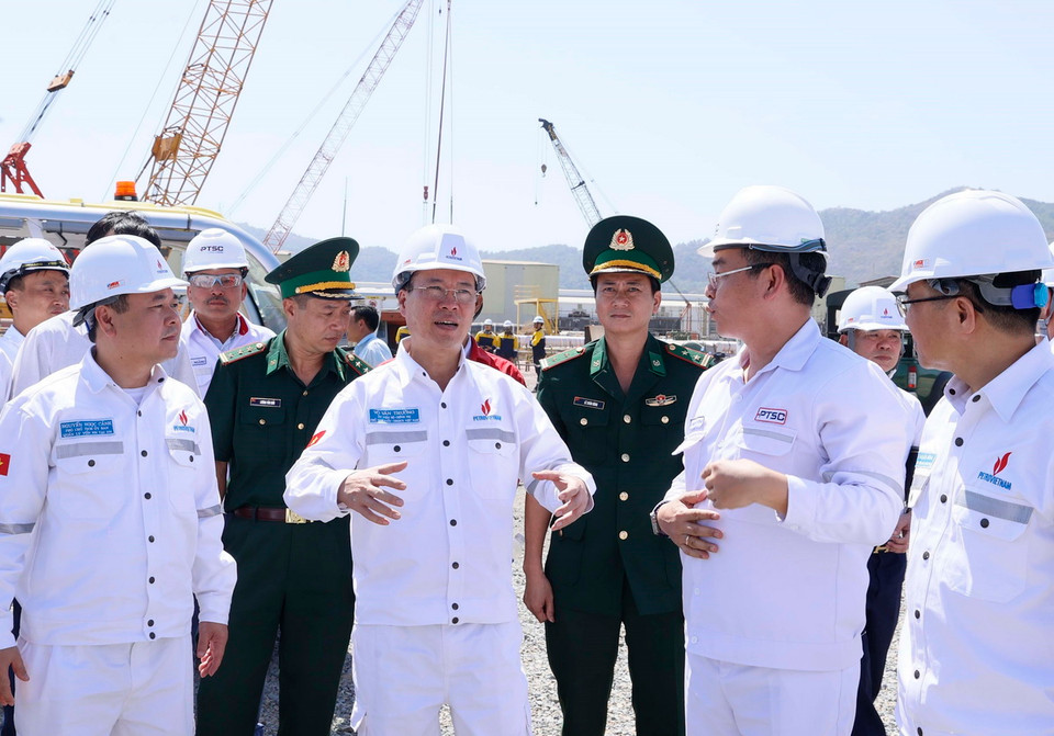 Chủ tịch nước Võ Văn Thưởng tham quan khu vực cảng của Tổng công ty Cổ phần Dịch vụ Kỹ thuật Dầu khí Việt Nam. (Ảnh: Thống Nhất/TTXVN)