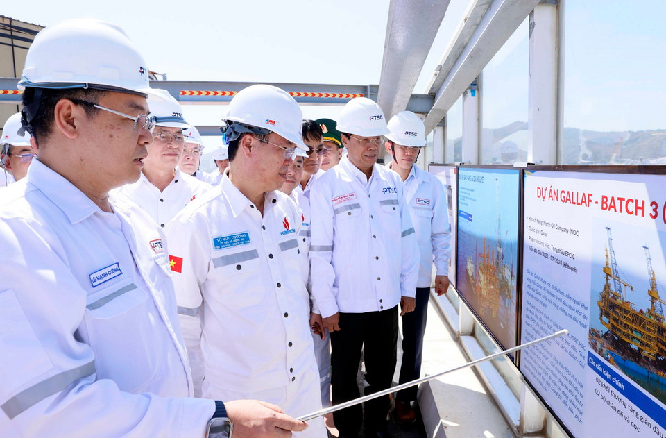 Chủ tịch nước Võ Văn Thưởng nghe giới thiệu về các dự án do Tổng công ty Cổ phần Dịch vụ kỹ thuật Dầu khí Việt Nam thực hiện. (Ảnh: Thống Nhất/TTXVN)