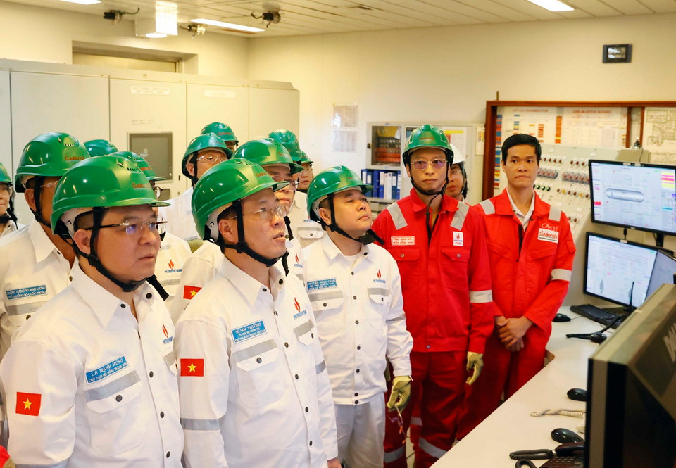 Chủ tịch nước Võ Văn Thưởng và các đại biểu tham quan phòng điều khiển của Giàn khai thác trung tâm, Công ty Liên doanh Điều hành Cửu Long (Cửu Long JOC). (Ảnh: Thống Nhất/TTXVN)