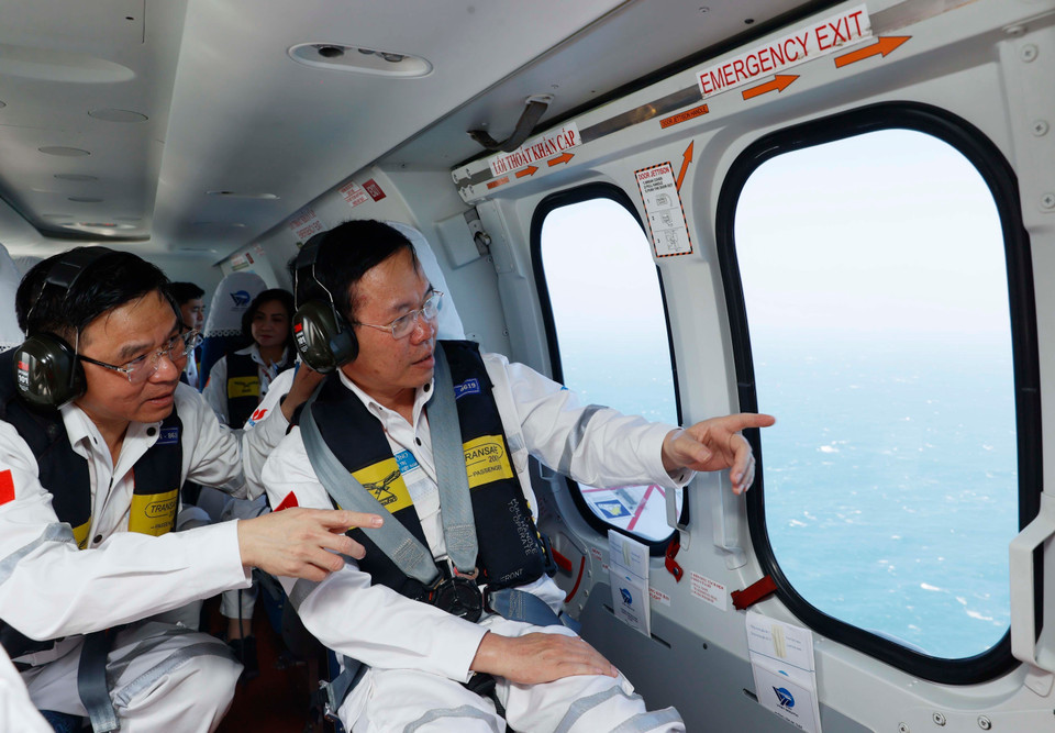 Chủ tịch nước Võ Văn Thưởng (bên phải) và Chủ tịch Hội đồng thành viên PVN Lê Mạnh Hùng quan sát Giàn khai thác trung tâm của Công ty Liên doanh Điều hành Cửu Long (Cửu Long JOC) từ trên trực thăng. (Ảnh: Thống Nhất/TTXVN)