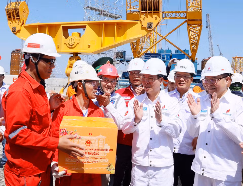 Chủ tịch nước Võ Văn Thưởng tặng quà, chúc Tết cán bộ, công nhân, người lao động Tổng công ty Cổ phần Dịch vụ Kỹ thuật Dầu khí Việt Nam. (Ảnh: Thống Nhất/TTXVN)