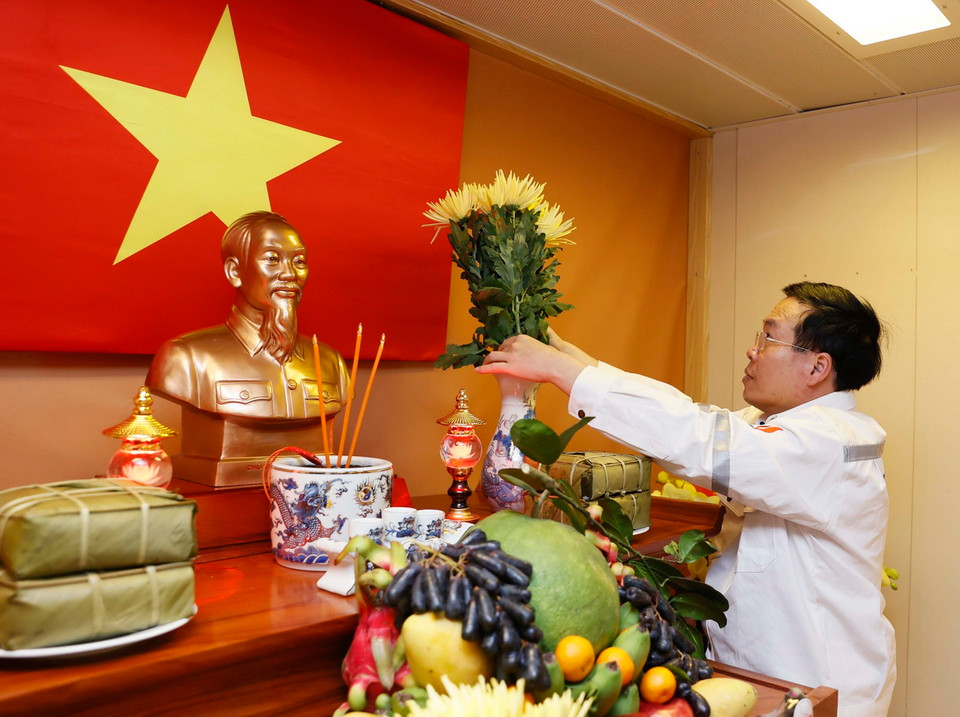 Chủ tịch nước Võ Văn Thưởng dâng hoa trước bàn thờ Tổ quốc ở Giàn khai thác trung tâm của Công ty Liên doanh Điều hành Cửu Long (Cửu Long JOC). (Ảnh: Thống Nhất/TTXVN)