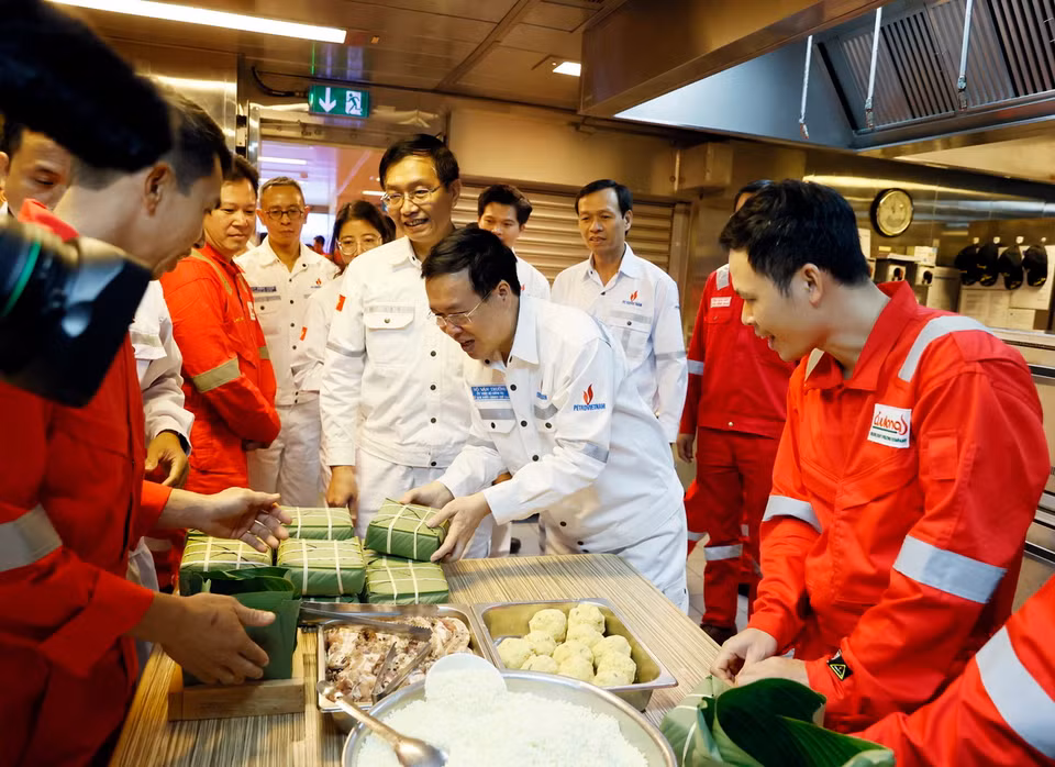 Chủ tịch nước Võ Văn Thưởng tham quan khu vực sinh hoạt của người lao động Giàn khai thác trung tâm của Công ty Liên doanh Điều hành Cửu Long (Cửu Long JOC). (Ảnh: Thống Nhất/TTXVN)