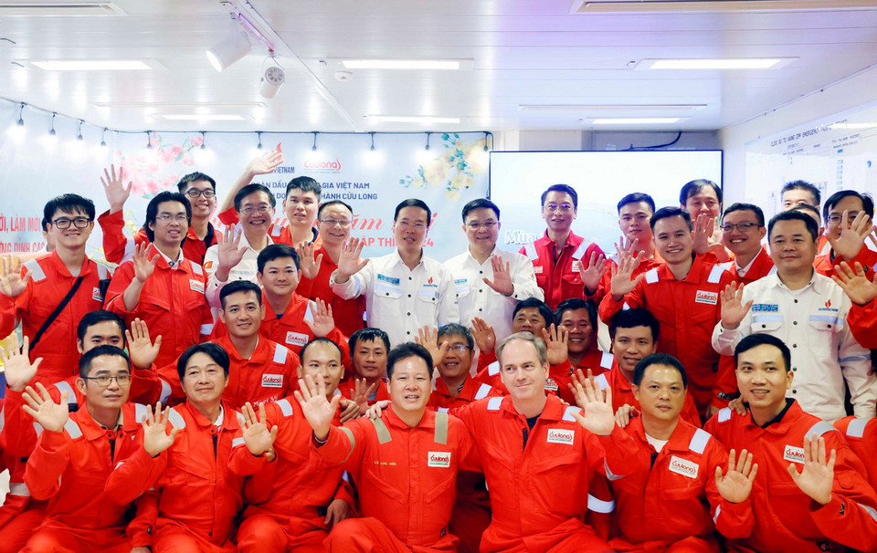 Chủ tịch nước Võ Văn Thưởng với lãnh đạo PVN và cán bộ, công nhân Giàn khai thác trung tâm của Công ty Liên doanh Điều hành Cửu Long (Cửu Long JOC). (Ảnh: Thống Nhất/TTXVN)