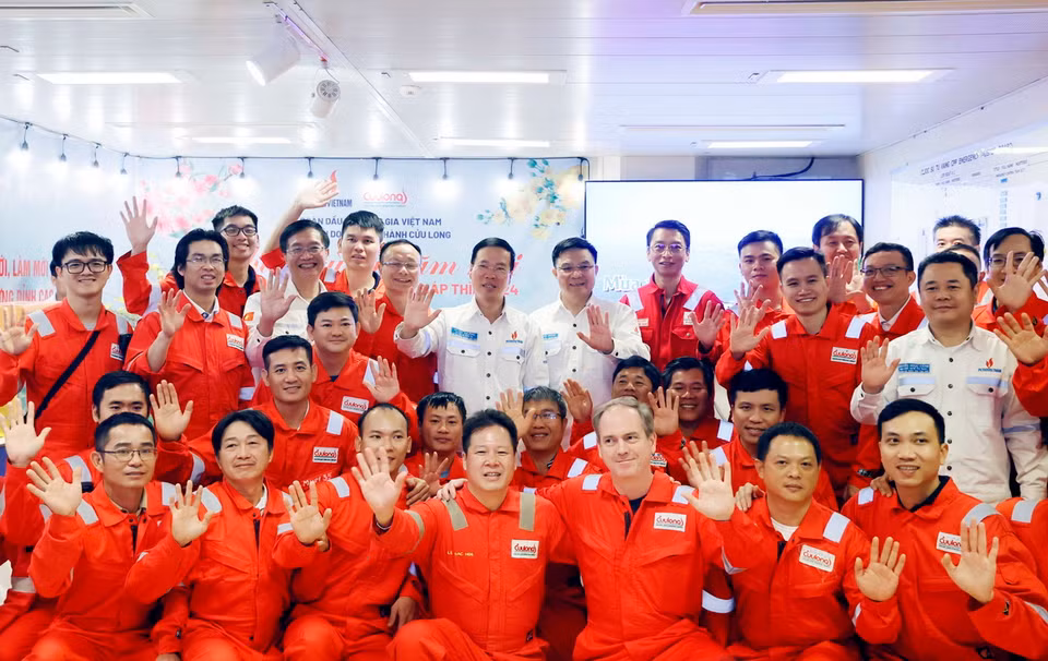 Chủ tịch nước Võ Văn Thưởng với lãnh đạo PVN và cán bộ, công nhân Giàn khai thác trung tâm của Công ty Liên doanh Điều hành Cửu Long (Cửu Long JOC). (Ảnh: Thống Nhất/TTXVN)