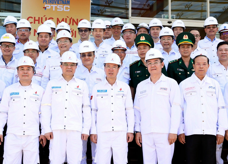 Chủ tịch nước Võ Văn Thưởng với lãnh đạo PVN và cán bộ, công nhân Tổng công ty Cổ phần Dịch vụ kỹ thuật Dầu khí Việt Nam. (Ảnh: Thống Nhất/TTXVN)