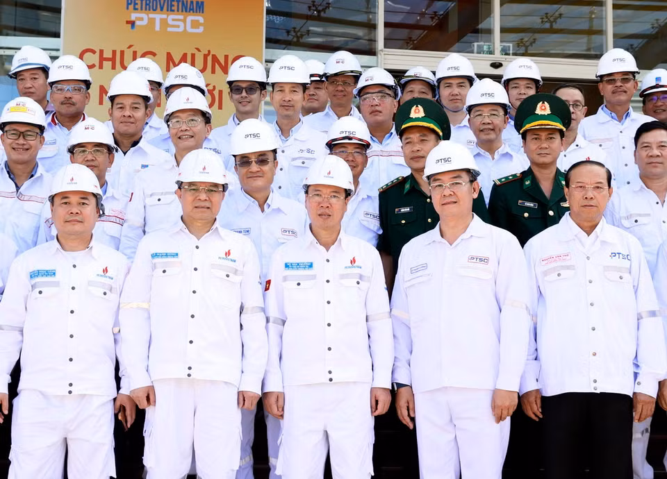 Chủ tịch nước Võ Văn Thưởng với lãnh đạo PVN và cán bộ, công nhân Tổng công ty Cổ phần Dịch vụ kỹ thuật Dầu khí Việt Nam. (Ảnh: Thống Nhất/TTXVN)