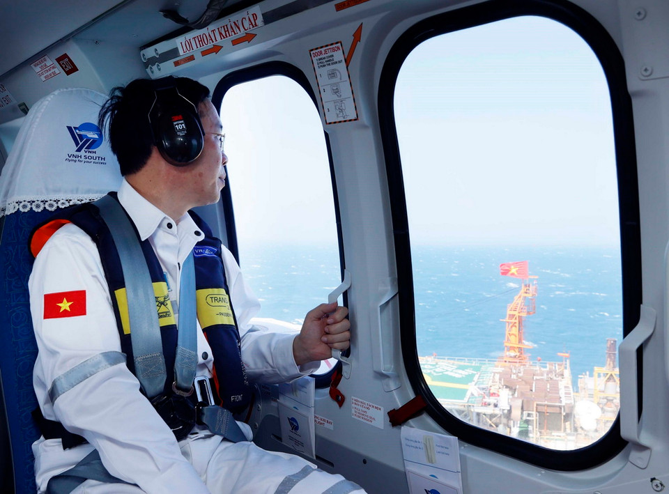 Chủ tịch nước Võ Văn Thưởng trên trực thăng ra thăm, chúc Tết cán bộ, công nhân Giàn khai thác trung tâm của Công ty Liên doanh Điều hành Cửu Long (Cửu Long JOC). (Ảnh: Thống Nhất/TTXVN)