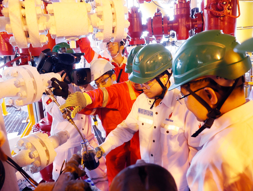 Chủ tịch nước Võ Văn Thưởng tham quan khu vực đầu giếng - lấy mẫu dầu thô của Giàn khai thác trung tâm, Công ty Liên doanh Điều hành Cửu Long (Cửu Long JOC). (Ảnh: Thống Nhất/TTXVN)