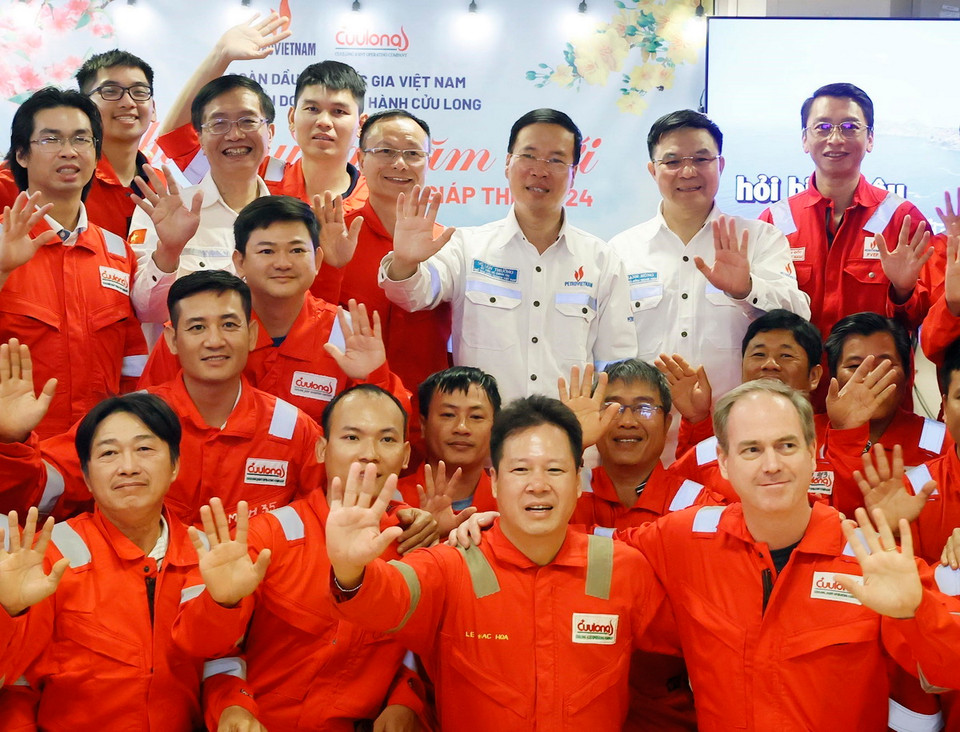 Chủ tịch nước Võ Văn Thưởng và lãnh đạo PVN với cán bộ, công nhân Giàn khai thác trung tâm của Công ty Liên doanh Điều hành Cửu Long (Cửu Long JOC). (Ảnh: Thống Nhất/TTXVN)