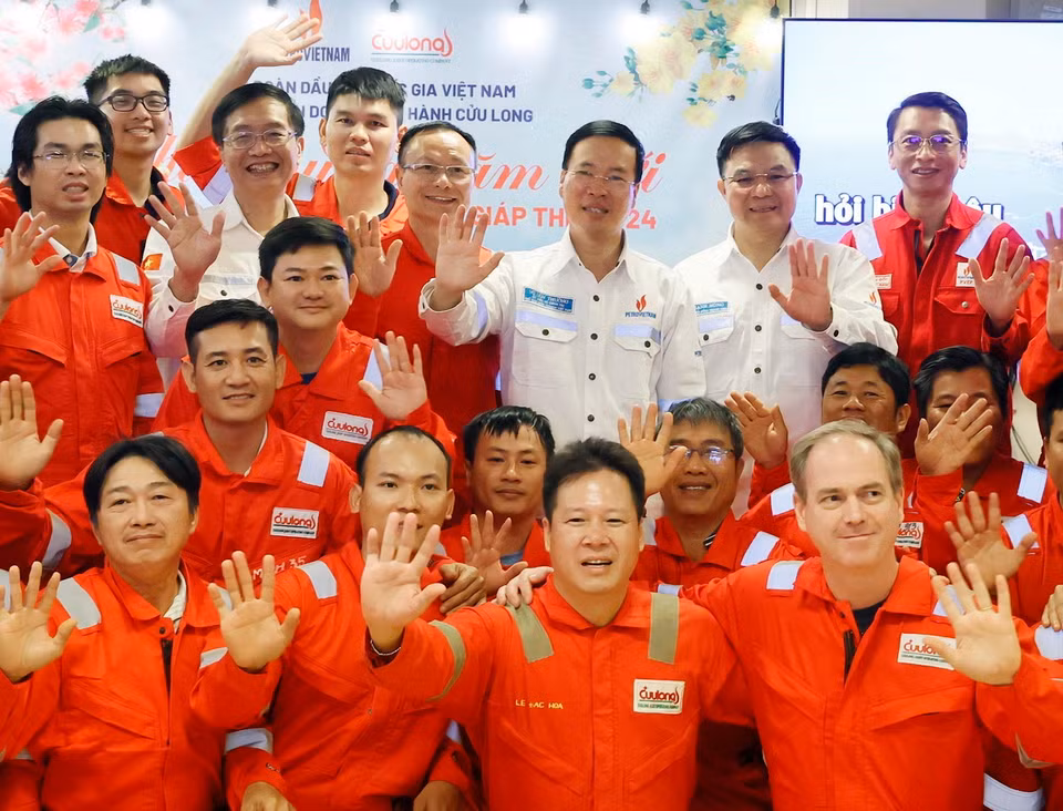 Chủ tịch nước Võ Văn Thưởng và lãnh đạo PVN với cán bộ, công nhân Giàn khai thác trung tâm của Công ty Liên doanh Điều hành Cửu Long (Cửu Long JOC). (Ảnh: Thống Nhất/TTXVN)