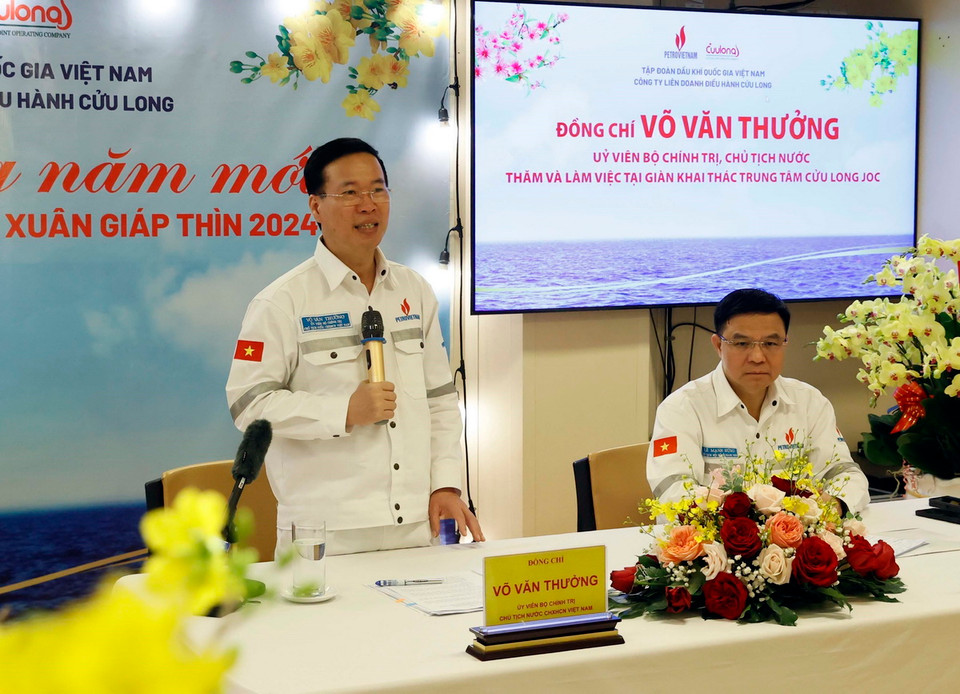 Chủ tịch nước Võ Văn Thưởng phát biểu động viên, chúc Tết cán bộ, công nhân Giàn khai thác trung tâm của Công ty Liên doanh Điều hành Cửu Long (Cửu Long JOC). (Ảnh: Thống Nhất/TTXVN)