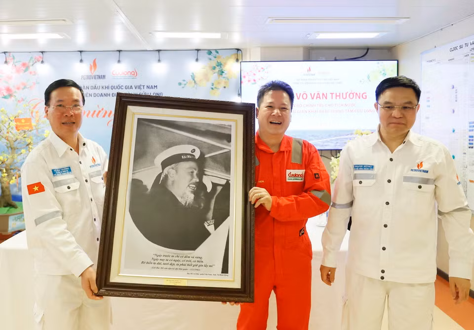 Chủ tịch nước Võ Văn Thưởng tặng bức tranh Bác Hồ cho cán bộ, công nhân Giàn khai thác trung tâm của Công ty Liên doanh Điều hành Cửu Long (Cửu Long JOC). (Ảnh: Thống Nhất/TTXVN)