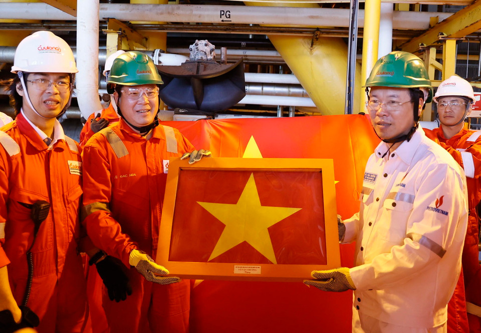 Chủ tịch nước Võ Văn Thưởng tặng cờ Tổ quốc cho Giàn khai thác trung tâm của Công ty Liên doanh Điều hành Cửu Long (Cửu Long JOC). (Ảnh: Thống Nhất/TTXVN)