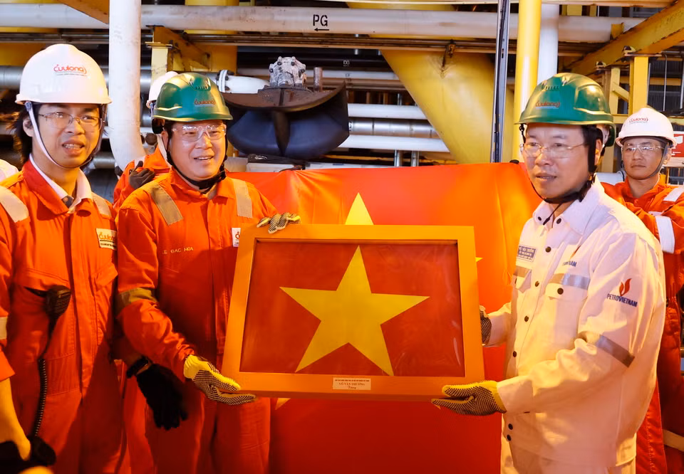Chủ tịch nước Võ Văn Thưởng tặng cờ Tổ quốc cho Giàn khai thác trung tâm của Công ty Liên doanh Điều hành Cửu Long (Cửu Long JOC). (Ảnh: Thống Nhất/TTXVN)
