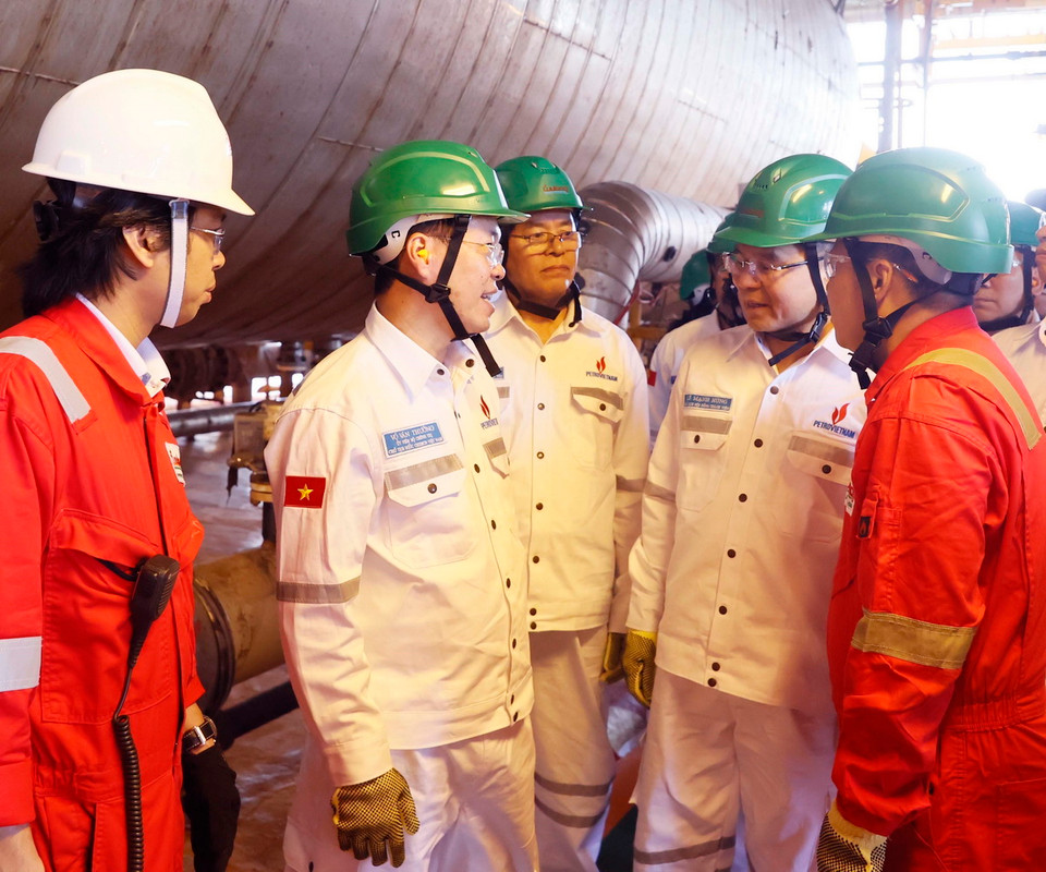 Chủ tịch nước Võ Văn Thưởng thăm hỏi, động viên cán bộ, chuyên gia, công nhân Giàn khai thác trung tâm của Công ty Liên doanh Điều hành Cửu Long (Cửu Long JOC). (Ảnh: Thống Nhất/TTXVN)