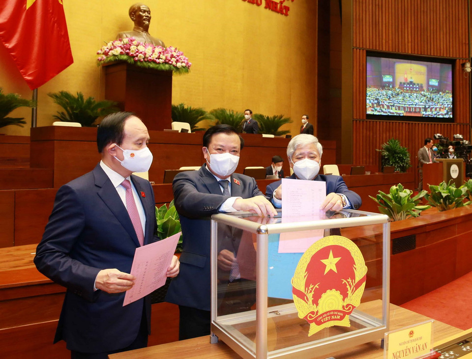 Đại biểu Quốc hội bỏ phiếu phê chuẩn việc bổ nhiệm Phó Thủ tướng, Bộ trưởng và thành viên khác của Chính phủ. (Ảnh: Phương Hoa/TTXVN)