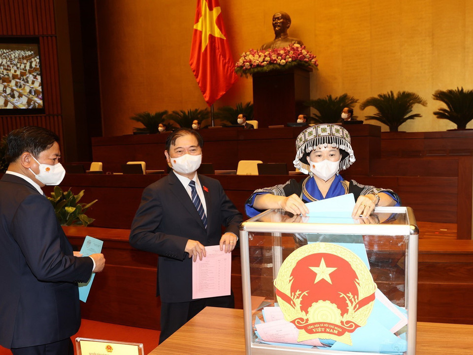 Bỏ phiếu phê chuẩn việc bổ nhiệm Phó Thủ tướng, Bộ trưởng và thành viên khác của Chính phủ. (Ảnh: Trí Dũng/TTXVN)