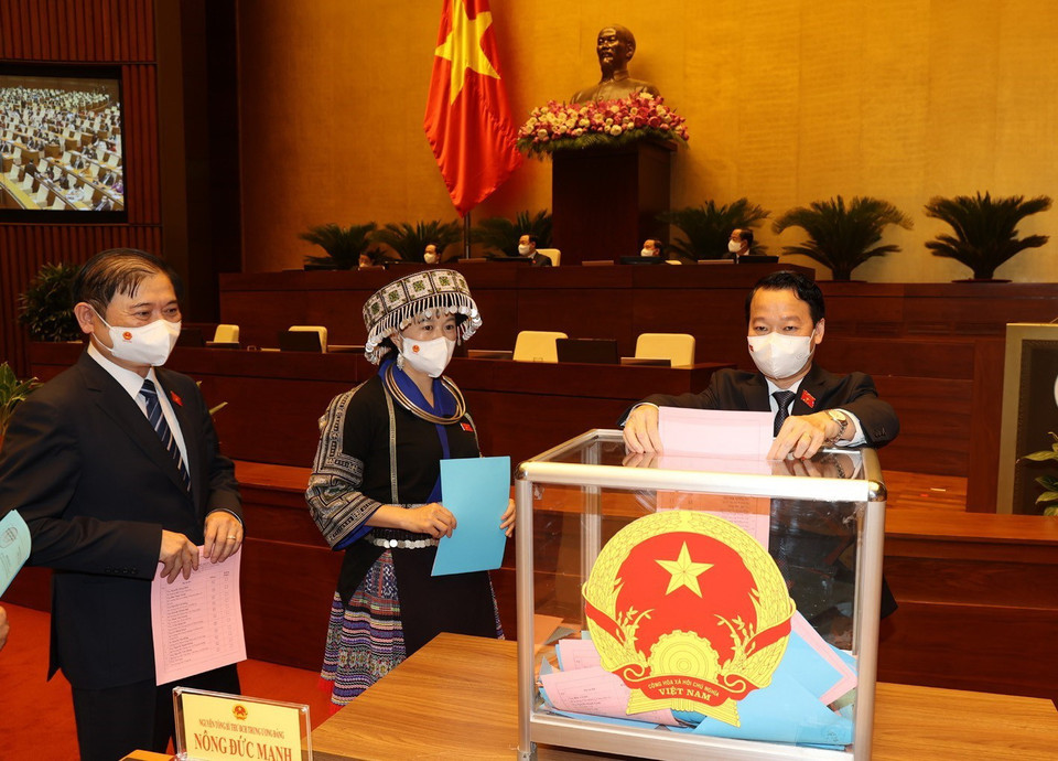 Các đại biểu Quốc hội thực hiện việc bỏ phiếu. (Ảnh: Trí Dũng/TTXVN)