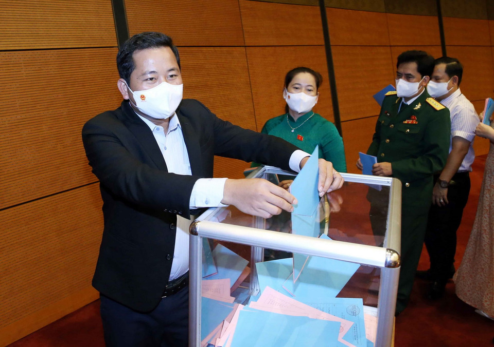 Bỏ phiếu phê chuẩn việc bổ nhiệm Phó Thủ tướng, Bộ trưởng và thành viên Chính phủ. (Ảnh: Phạm Kiên/TTXVN)