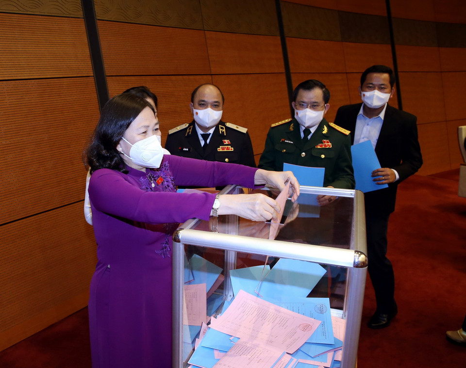 Đại biểu Quốc hội bỏ phiếu phê chuẩn việc bổ nhiệm Phó Thủ tướng, Bộ trưởng và thành viên Chính phủ. (Ảnh: Phạm Kiên/TTXVN)