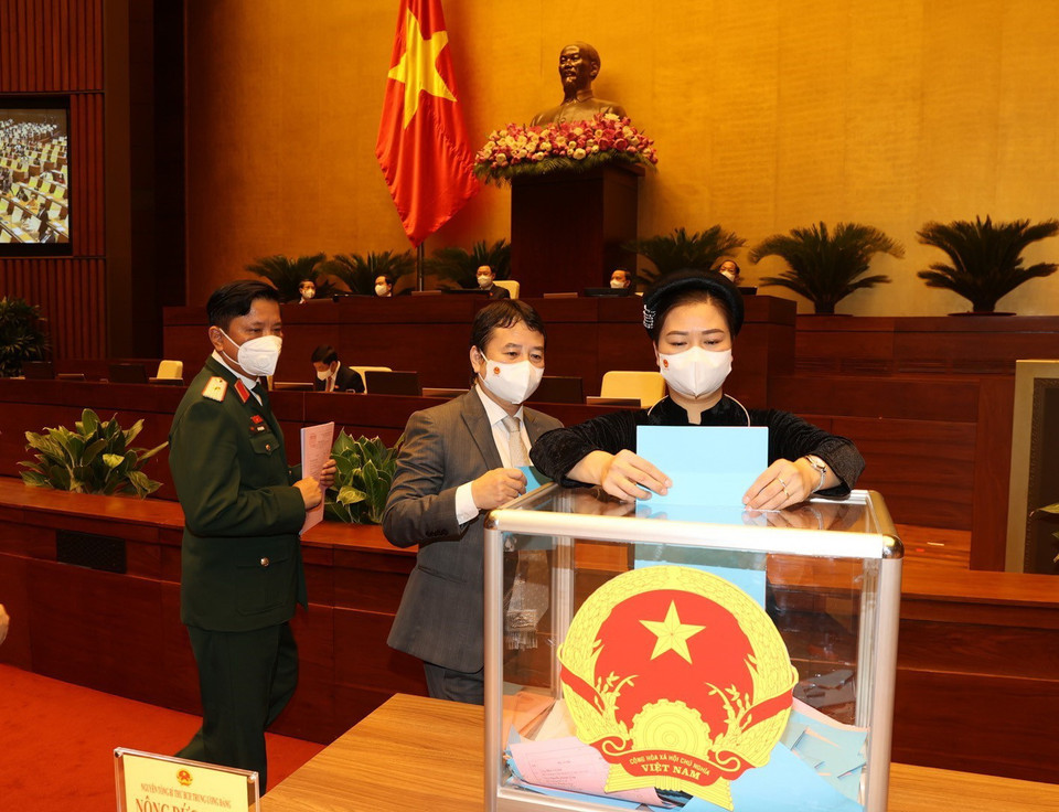 Bỏ phiếu phê chuẩn việc bổ nhiệm Phó Thủ tướng, Bộ trưởng và thành viên khác của Chính phủ. (Ảnh: Trí Dũng/TTXVN)