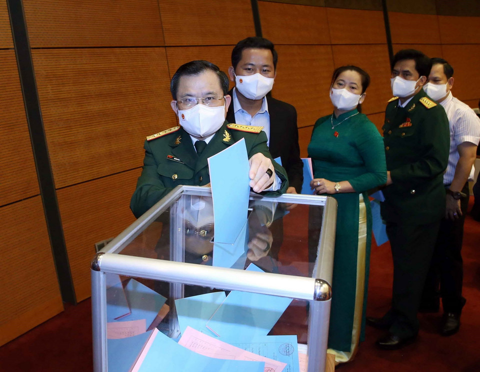 Đại biểu Quốc hội bỏ phiếu về bổ nhiệm Phó Thủ tướng, Bộ trưởng và thành viên Chính phủ. (Ảnh: Phạm Kiên/TTXVN)