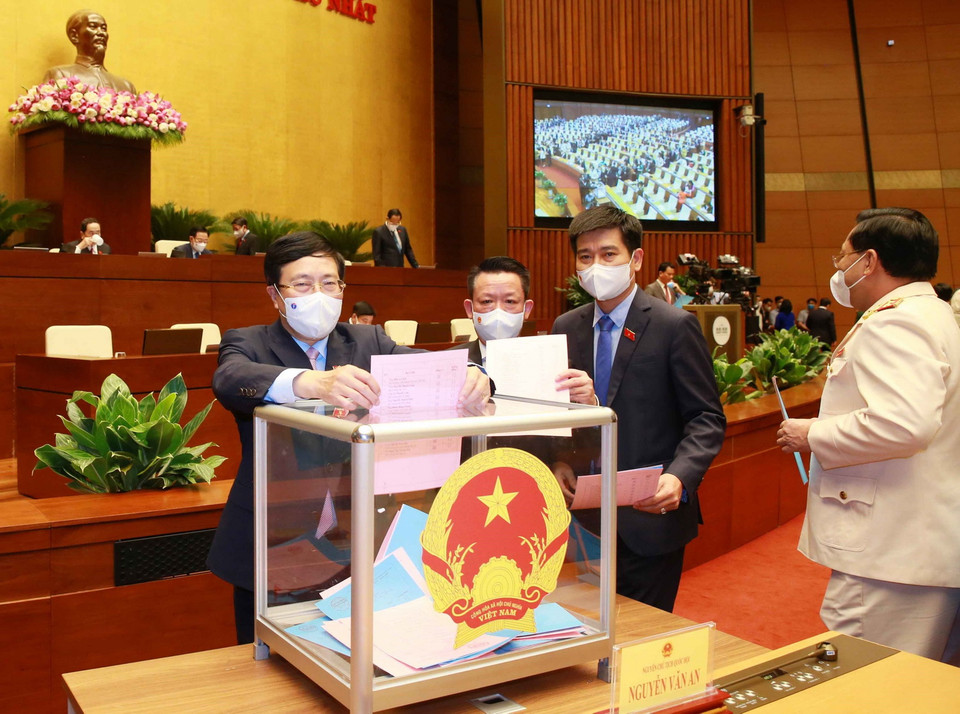 Phó Thủ tướng Phạm Bình Minh và các đại biểu Quốc hội bỏ phiếu phê chuẩn việc bổ nhiệm Phó Thủ tướng, Bộ trưởng và thành viên khác của Chính phủ. (Ảnh: Phương Hoa/TTXVN)