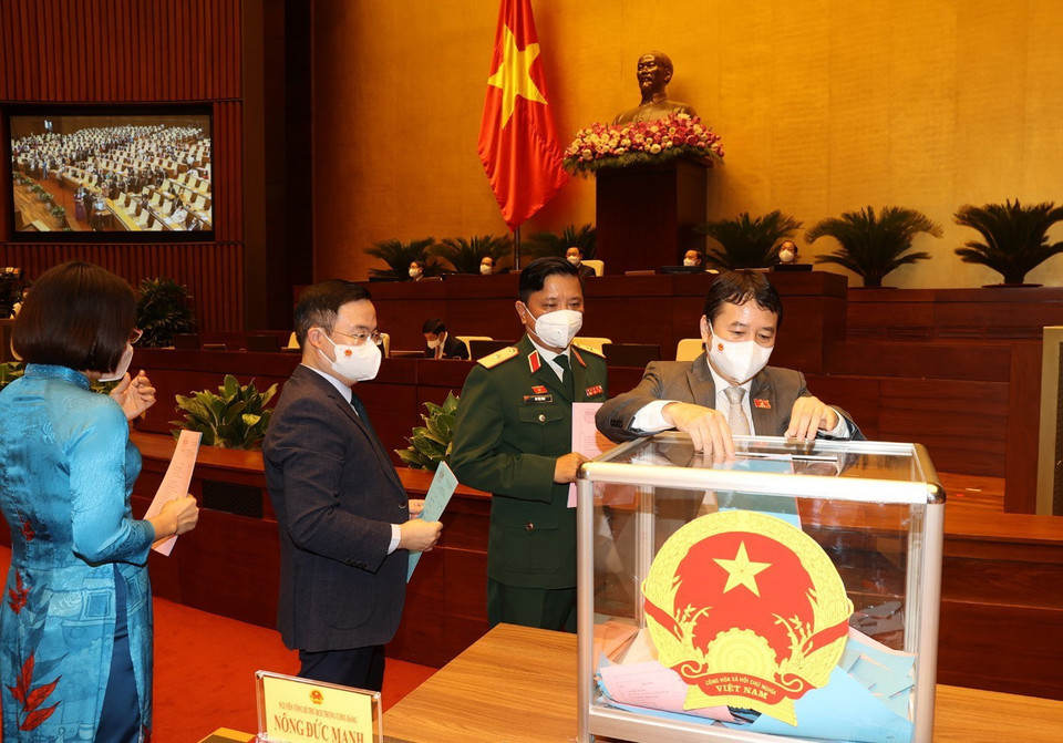 Các đại biểu Quốc hội bỏ phiếu phê chuẩn việc bổ nhiệm Phó Thủ tướng, Bộ trưởng và thành viên khác của Chính phủ. (Ảnh: Trí Dũng/TTXVN)