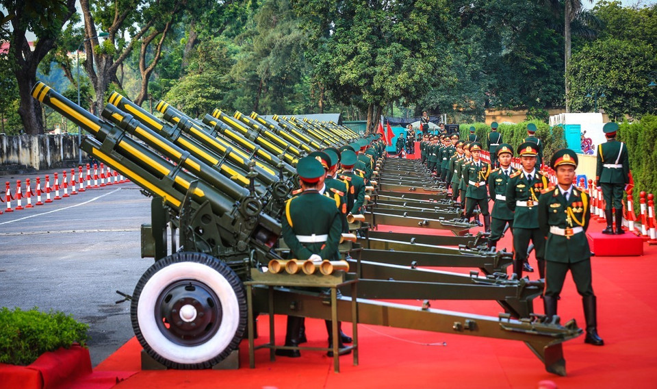 Nghi thức bắn đại bác chào mừng chuyến thăm cấp Nhà nước tới Việt Nam của Tổng Bí thư, Chủ tịch Trung Quốc Tập Cận Bình. (Ảnh: Trọng Đạt/TTXVN)