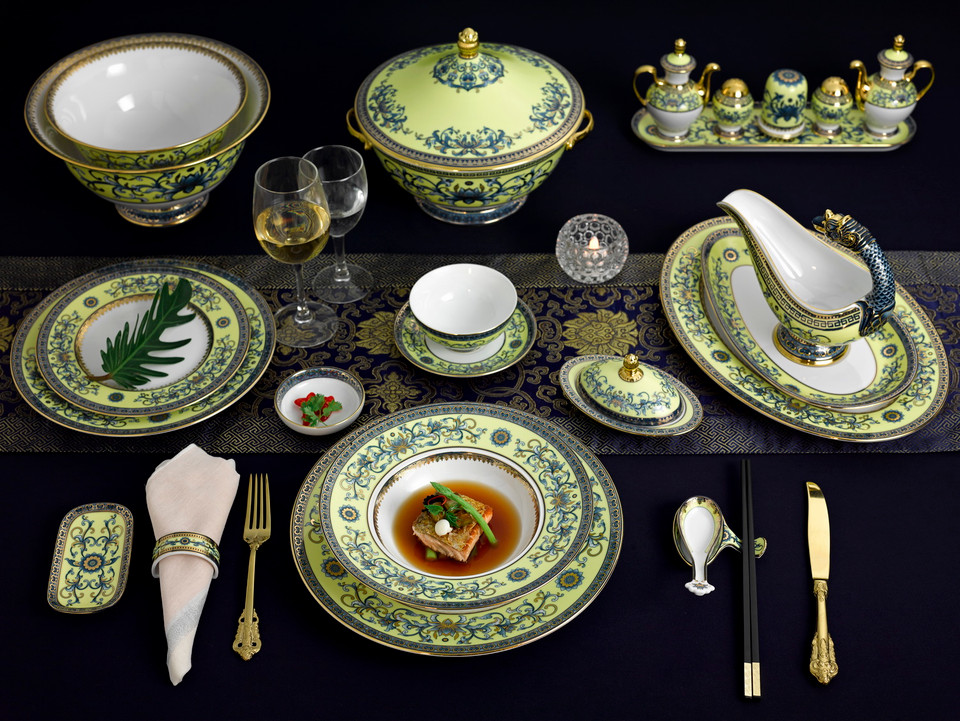 Bộ sản phẩm Hoàng Liên do Minh Long chế tác được chọn phục vụ tiệc chiêu đãi cấp nhà nước tại sự kiện APEC Việt Nam 2017. 