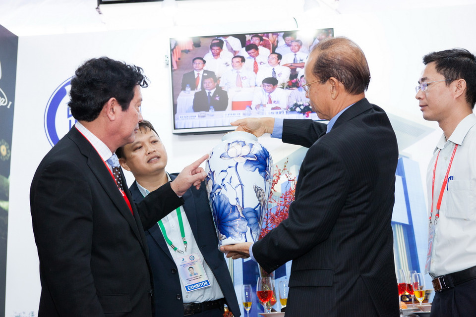 Thứ trưởng Bộ Văn hóa thể thao du lịch Huỳnh Vĩnh Ái (trái) thăm gian hàng.