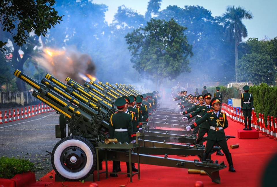 21 phát đại bác rền vang chào mừng chuyến thăm cấp Nhà nước tới Việt Nam của Tổng Bí thư, Chủ tịch Trung Quốc Tập Cận Bình. (Ảnh: Trọng Đạt/TTXVN)