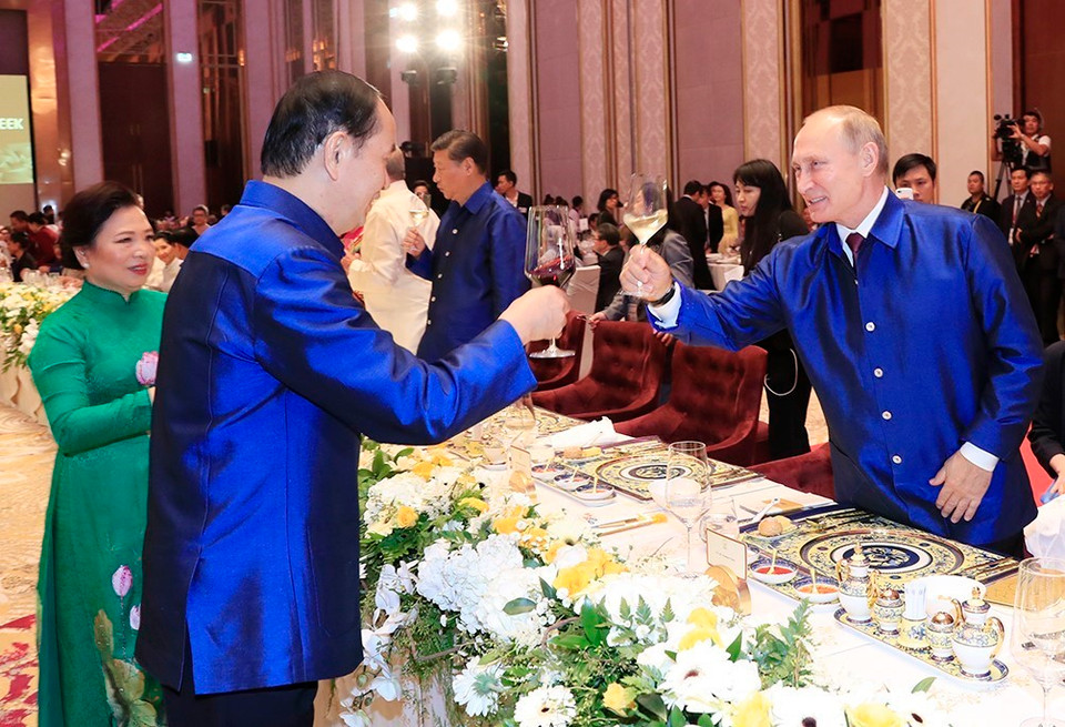 Chủ tịch nước Trần Đại Quang và Phu nhân nâng cốc chúc mừng Tổng thống Nga Vladimir Putin. (Ảnh: TTXVN)